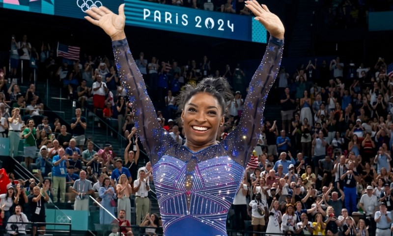 Simon Bajls slavi nakon svog performansa na OI 2024. godine u Parizu